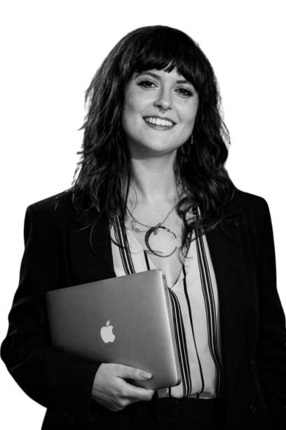 Alessia Zazzeri con un computer portatile
